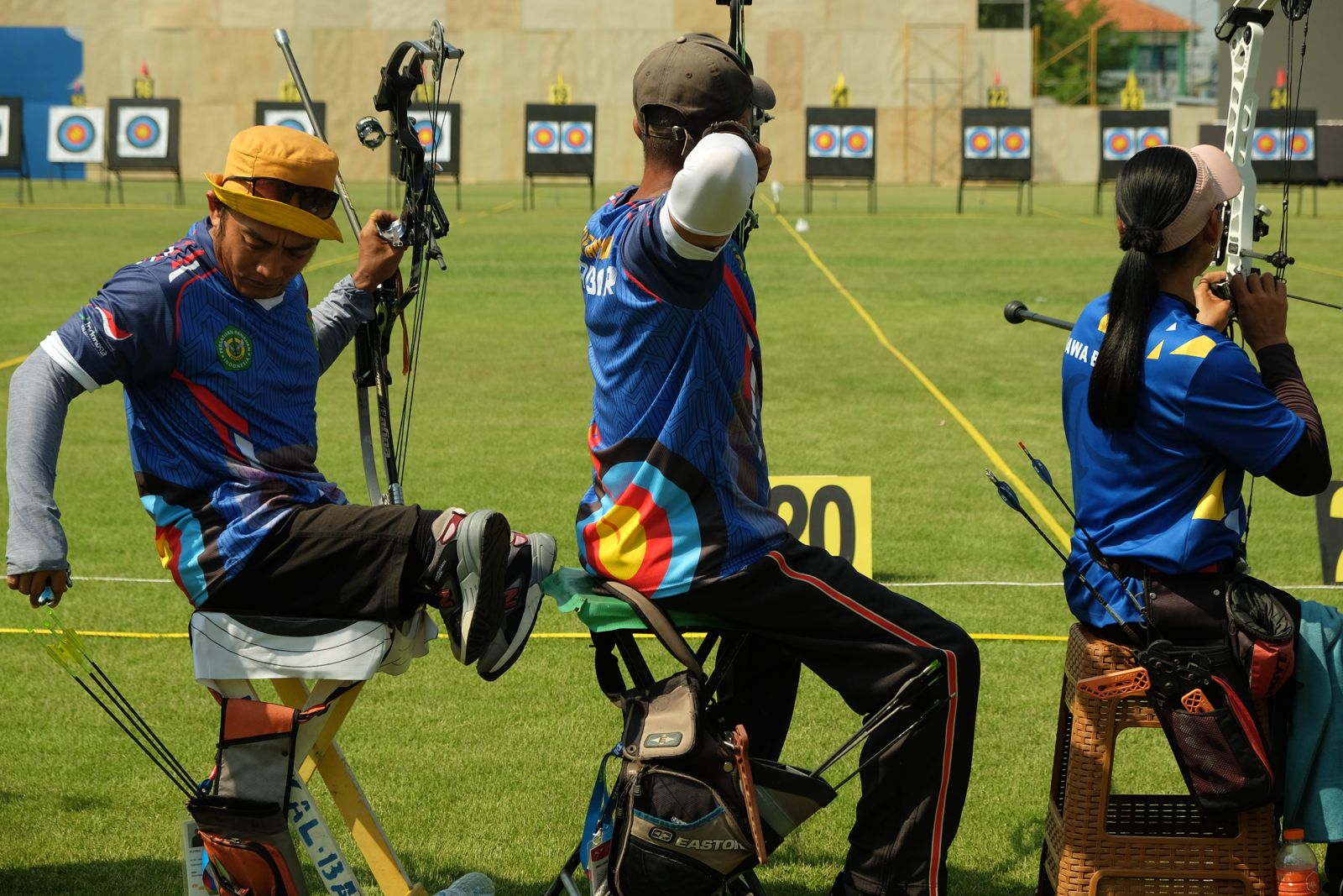 Atlet para archery yang jadi peserta Peparnas di Solo menjalani latihan di Lapangan Kotta Barat, Minggu (6/10/2024).