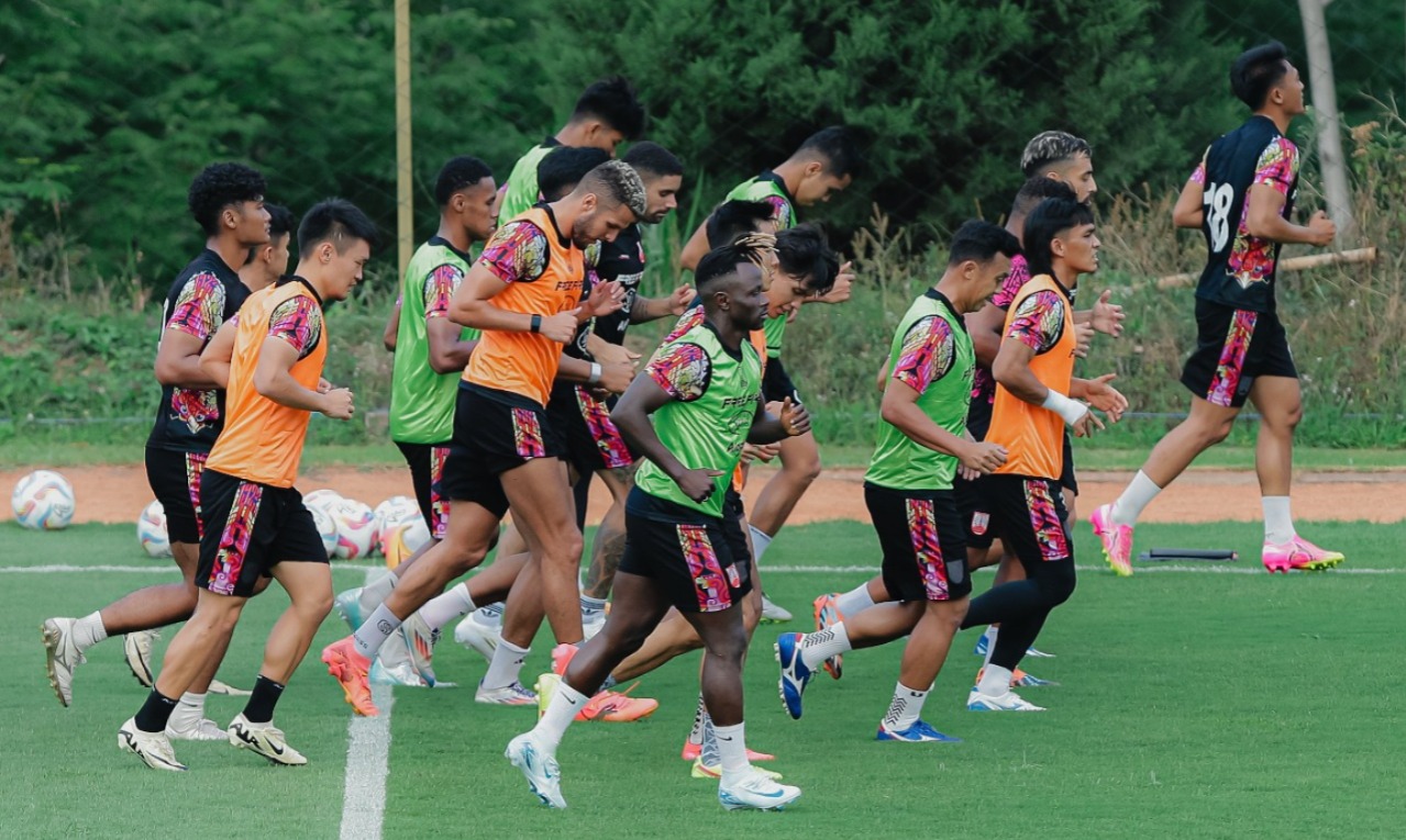 Para pemain Persis Solo menjalani latihan, belum lama ini.