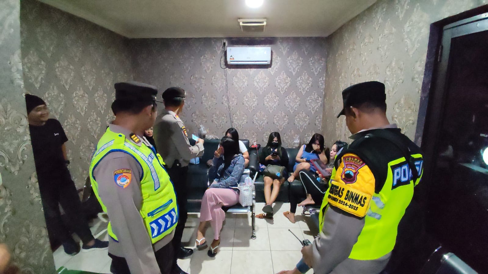 Tim gabungan menyisir salah satu tempat hiburan malam di Wonogiri, Sabtu (5/10/2024).
