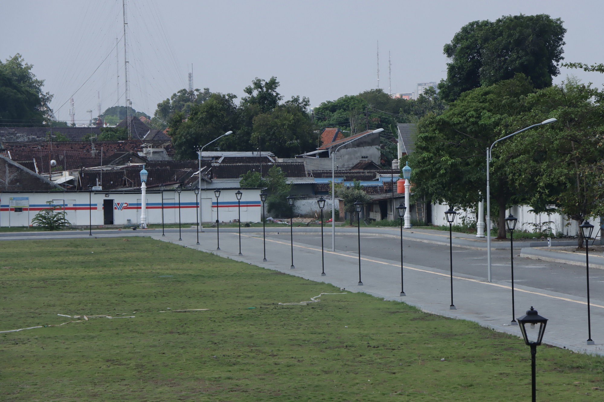 Kawasan alun-alun tidak bisa lagi untuk parkir pasca direvitalisasi. (Arief Budiman/Radar Solo)