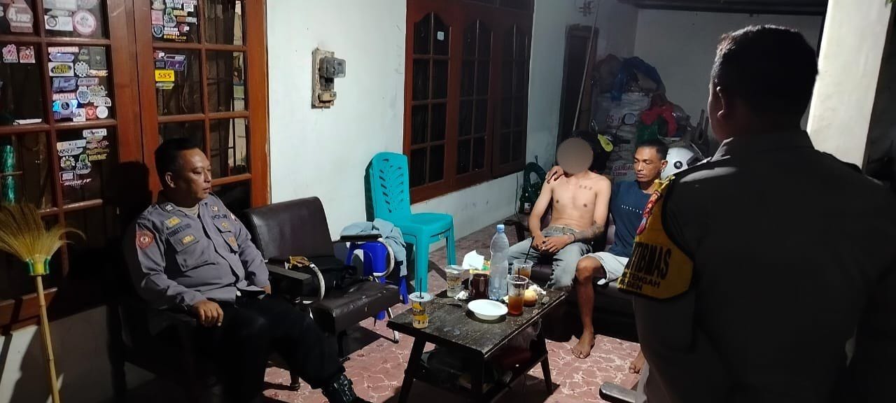 Pria ODGJ warga Sragen Kulon, Kecamatan Sragen saat diperiksa kepolisian. (Ahmad Khairudin/Radar Solo)