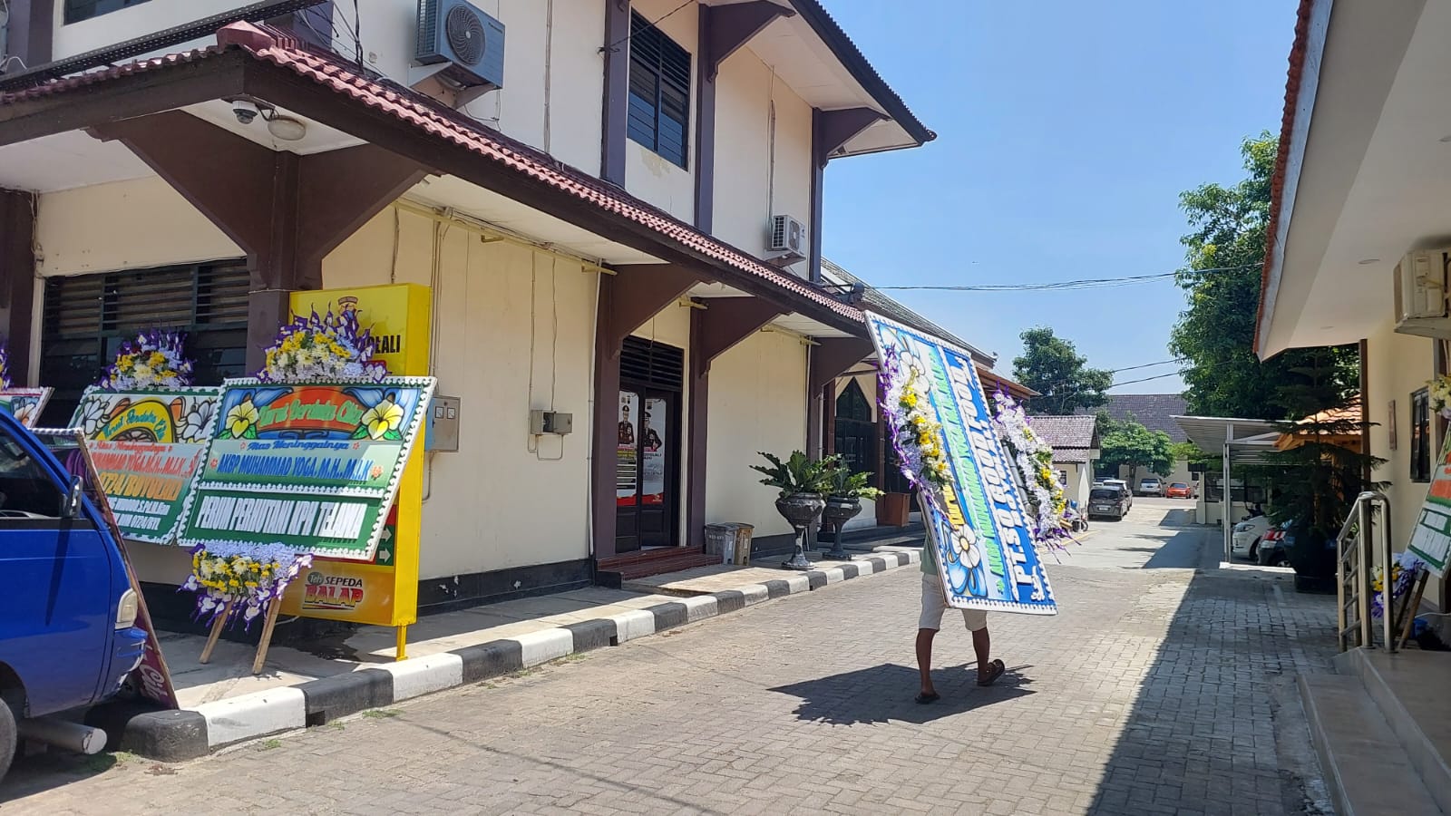 Karangan bunga duka cita terus berdatangan ke Mapolres Boyolali.