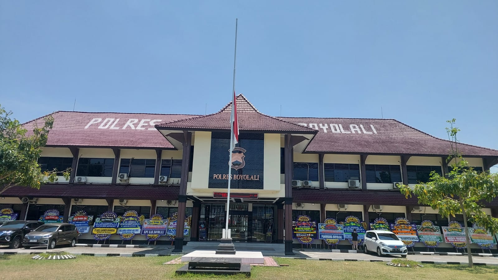 Mapolres Boyolali kibarkan bendera setengah tiang sebagai bentuk duka atas wafatnya Kapolres Boyolali AKBP Muhammad Yoga, Senin (7/10/2024).