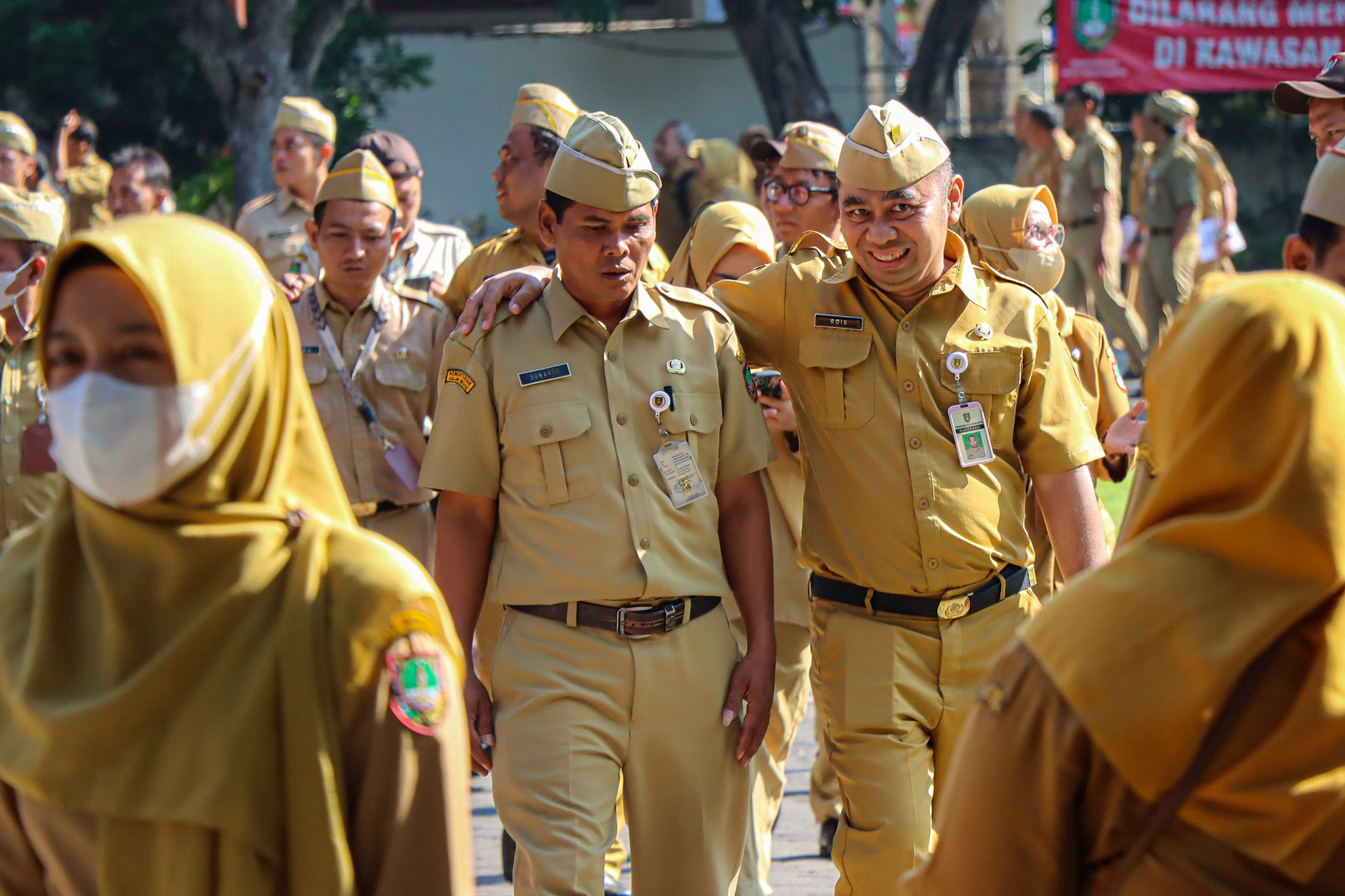 ASN Pemkot Solo usai mengikuti apel netralitas Pilkada 2024 di balai kota, kemarin (7/10/2024). (M. Ihsan/Radar Solo)