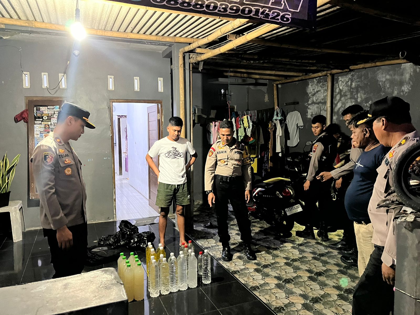 Wakapolres Klaten Kompol Tegar Satrio Wicaksono (kiri) memimpin operasi pekat di Kecamatan Jogonalan, Sabtu (7/10/2024) malam. (Dokumentasi Polres Klaten)