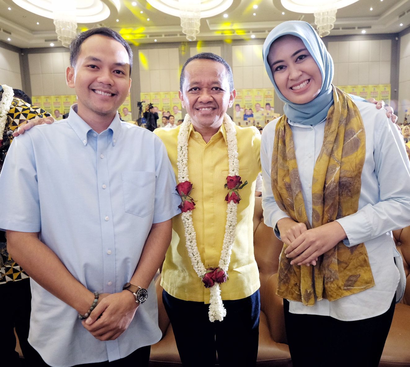 Ketum Golkar Bahlil Lahadalia bersama paslon walikota-wakil wali Kota Respati Ardi-Astrid Widayani di sela konsolidasi pemenangan Pilkada se-Jateng di Hotel Grand Mercure, Sukoharjo, Sabtu (5/10/2024)