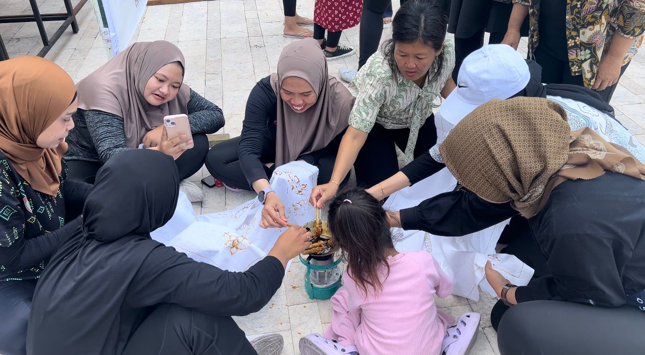 HARRIS Solo peringati Hari Batik Nasional 2024 dengan menggelar latihan membatik dan senam poundfit di Taman Ageng, Minggu (6/10/2024).