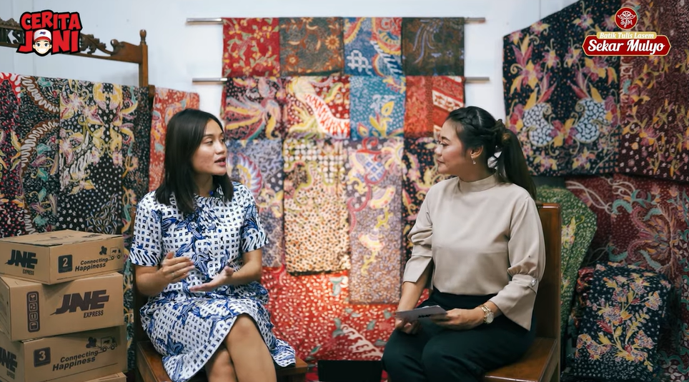 Bella Ayu Paramitha (kiri) owner Batik Tulis Lasem Sekar Mulyo dalam Cerita Joni