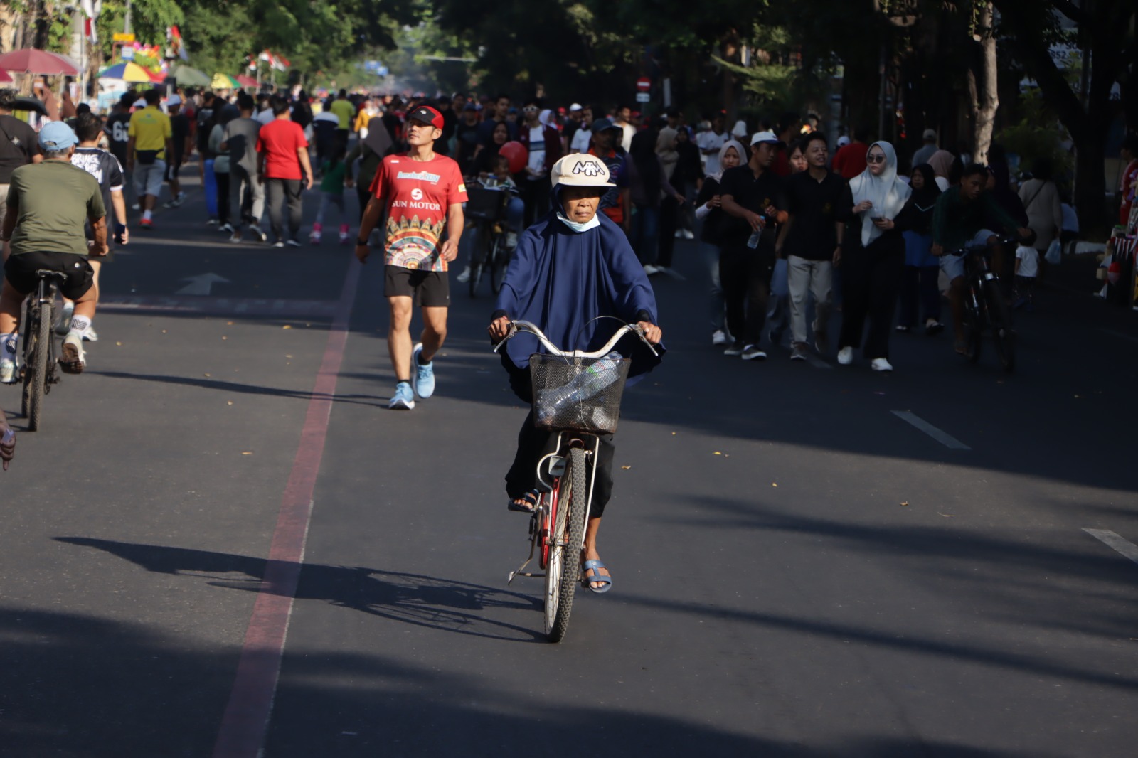 Masyarakat terlihat menyempatkan diri untuk meluangkan waktu hadir di momen CFD di Jalan Slamet Riyadi, belum lama ini.