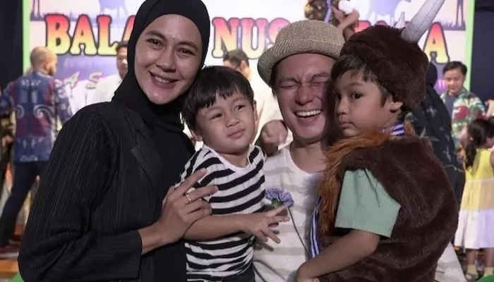Baim Wong bersama sang istri Paula Verhoeven dan dua putranya.