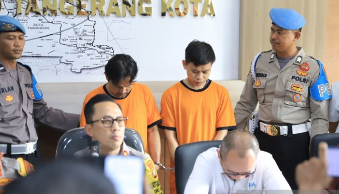 Polres Metro Tangerang  menampilkan dua tersangka kasus pencabulan anak di panti asuhan Tangerang, Selasa (8/10).