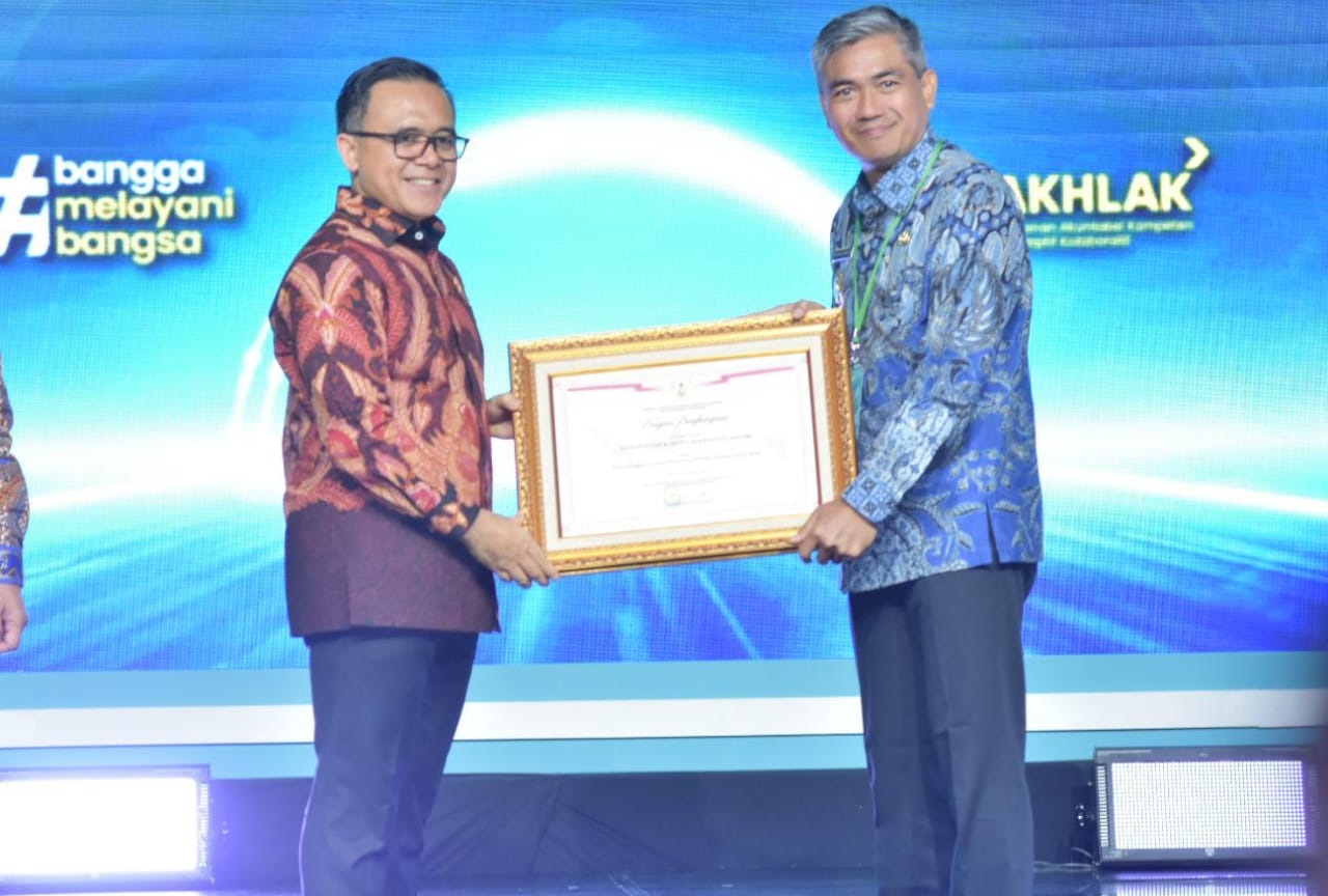 Pj Bupati Karanganyar Timotius Suryadi (kanan) saat menerima penghargaan dari Kemenpan RB, Selasa (8/10/2024). (Dokumentasi Pribadi)