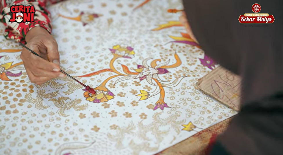 Proses pembuatan batik tulis Lasem Sekarmulyo.