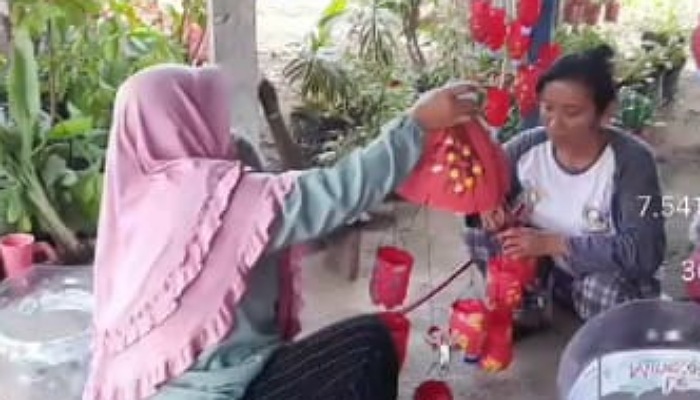 Aktivitas tukar menukar barang bekas di bank sampah Desa Gajahan, Kecamatan Colomadu, Karanganyar. (Dokumentasi Pemdes Gajahan)