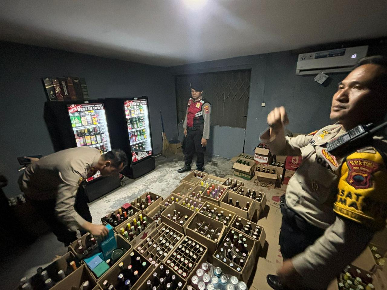 Polres Klaten berhasil menggerebeg gudang penyimpanan ratusan botol miras di Jogonalan, Klaten, Senin (7/10/2024). (Dokumentasi Polres Klaten)