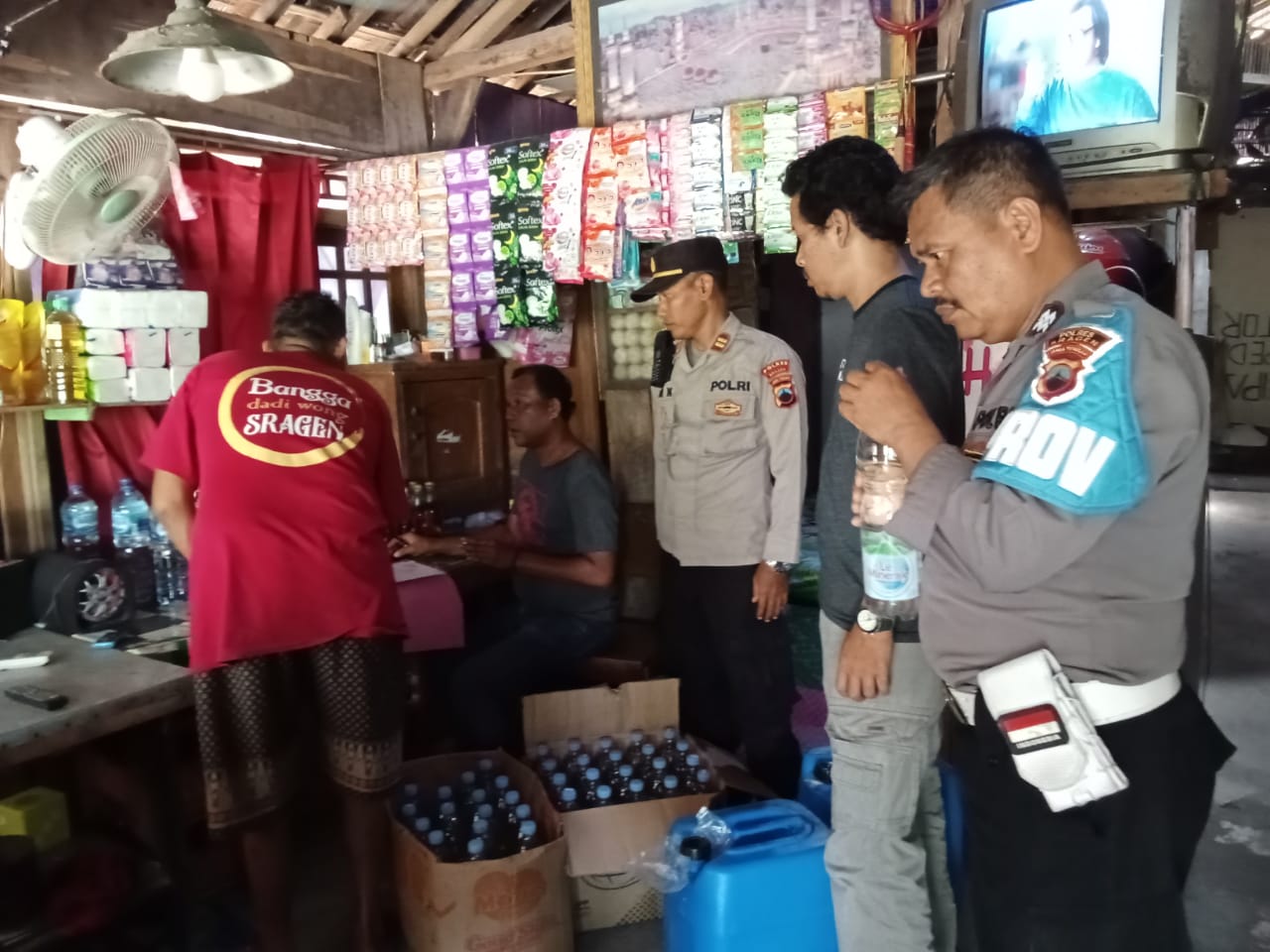 Polsek Sumberlawang menyita miras di toko kelontong di Sumberlawang, Sragen. (Ahmad Khairudin/Radar Solo)
