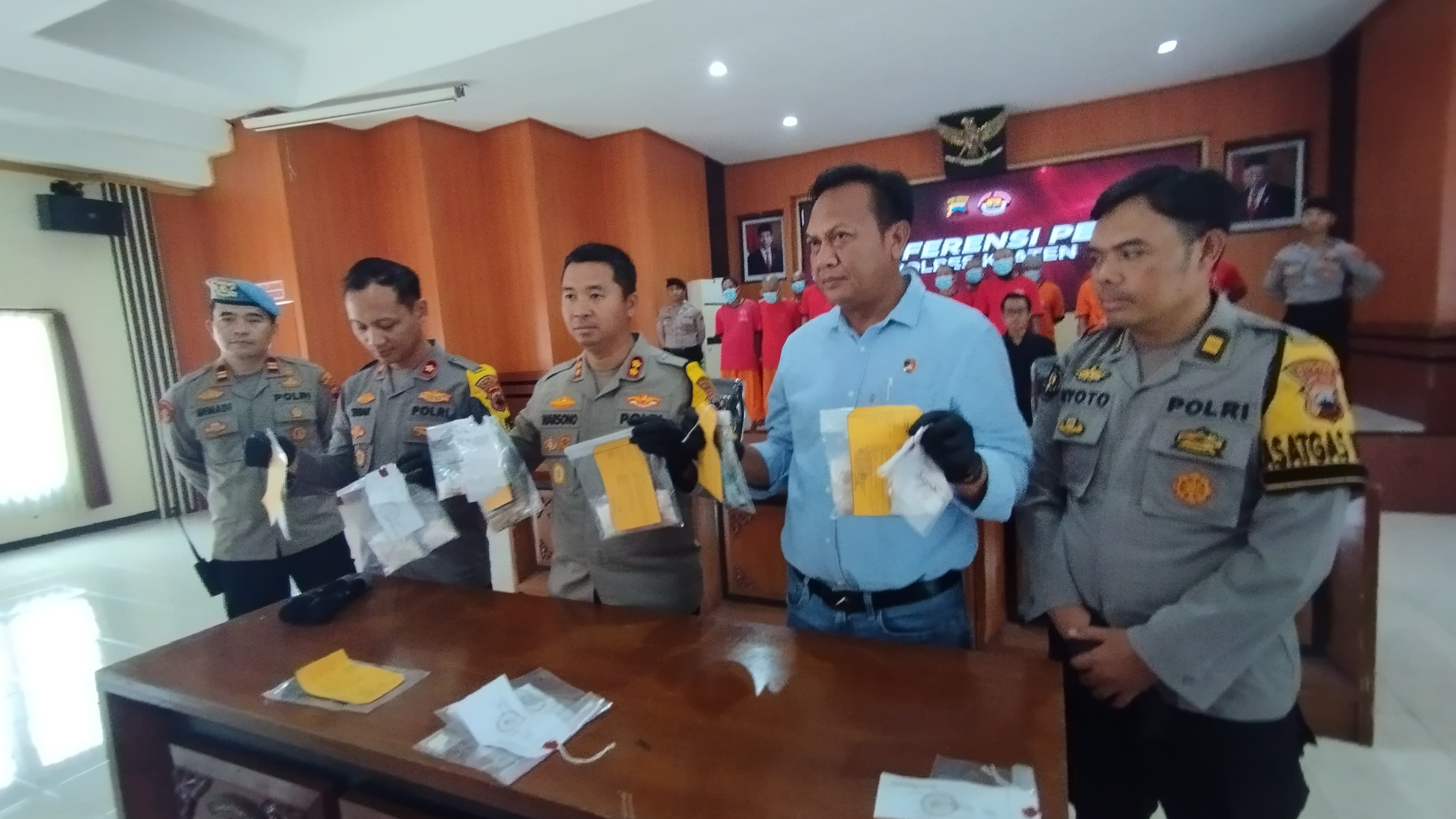 Kapolres Klaten AKBP Warsono (tiga dari kiri) bersama jajaran menunjukkan barang bukti kasus narkoba. (Angga Purenda/Radar Solo)