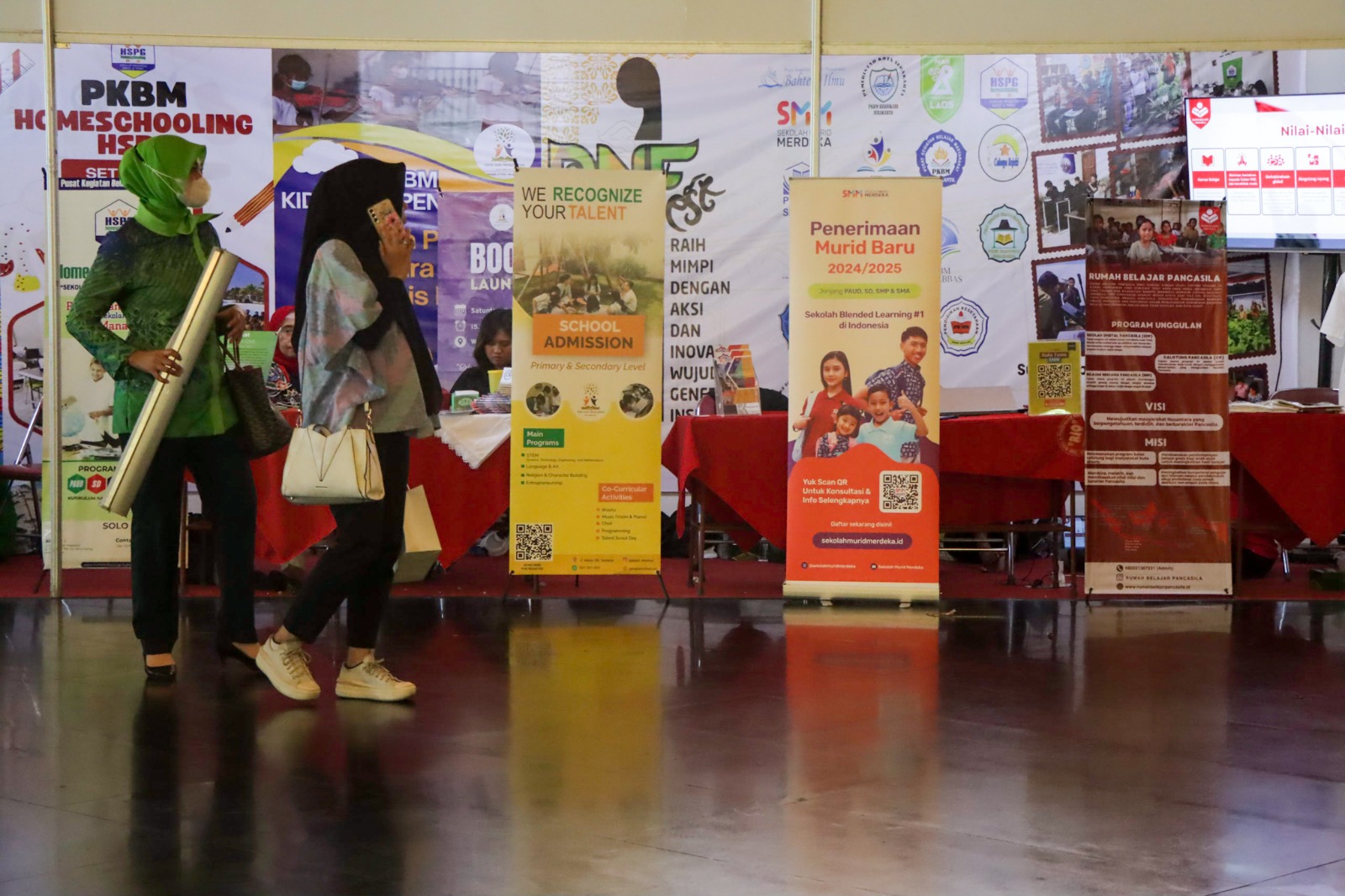 Suasana salah satu booth di hari pertama PNF Fest 2024 di Pendapi Gede Balai Kota Solo, Selasa (8/10).