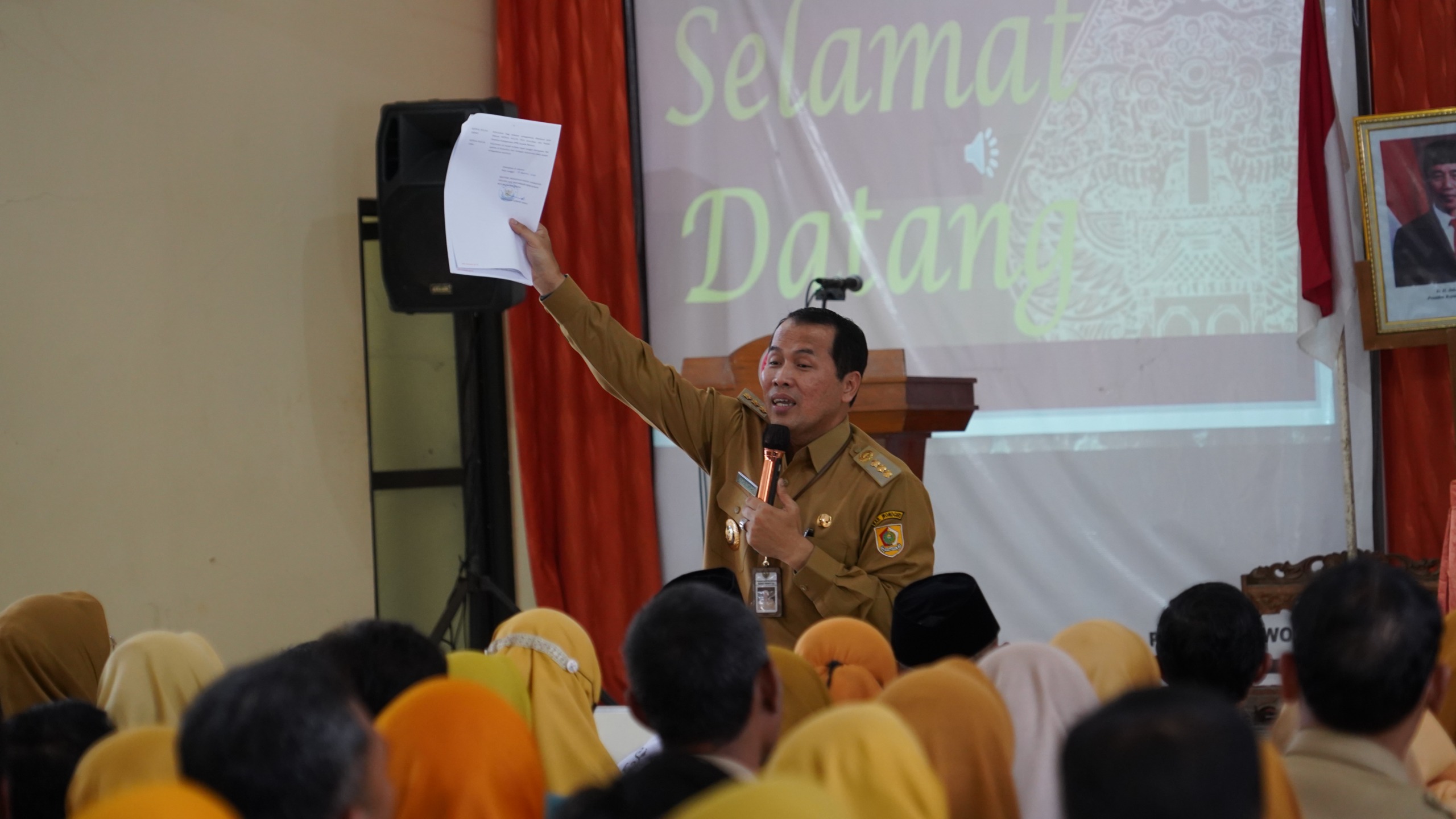 Bupati Wonogiri Joko Sutopo memberi arahan saat pembinaan ribuan PTT di Gedung PGRI Wonogiri, Selasa (8/10/2024).