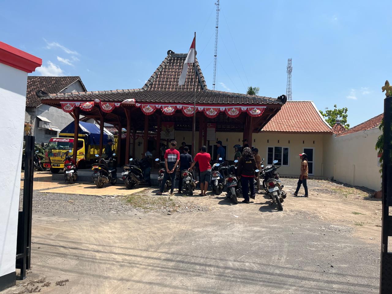 Sejumlah warga mendatangi Balai Desa Glonggong, Kecamatan Nogosari, Boyolali, Senin (7/10/2024).