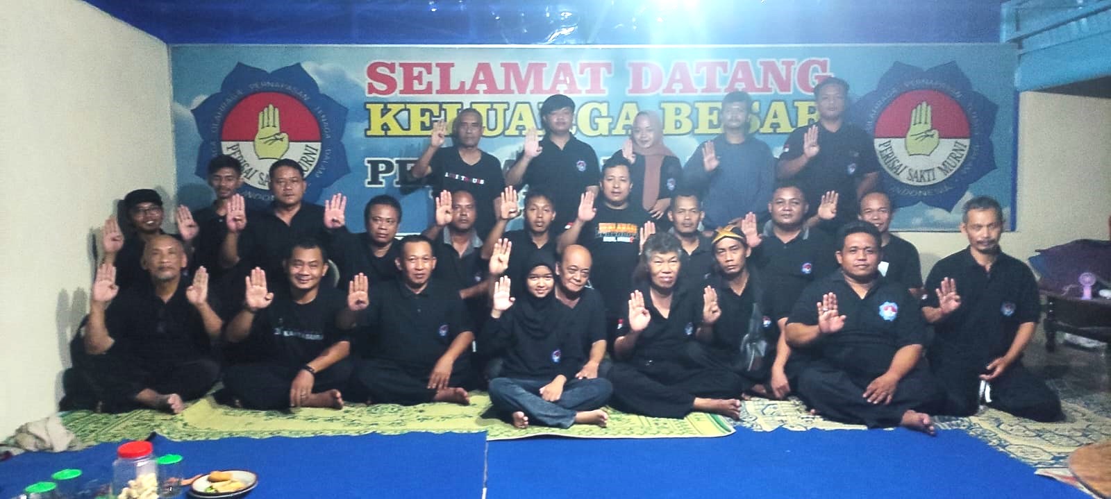 Babe Agus (tengah duduk) bersama keluarga besar PSM Sukmo Sejati Waringin Seto 212 di padepokan Dusun Jetis RT 01 RW 14, Desa Klumprit, Mojolaban, Sukoharjo.