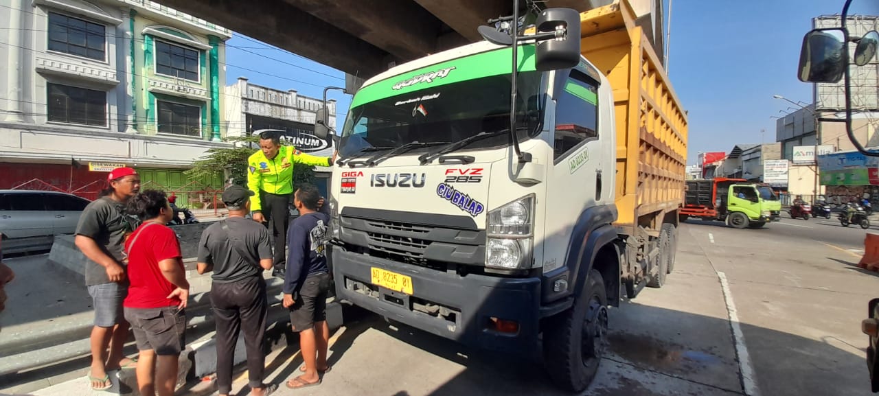 Polisi menggelar olah TKP kecelakaan di bawah flyover Palur, Jaten, Karanganyar, Rabu (9/10/2024). (Rudi Hartono/Radar Solo)