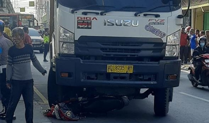Kondisi sepeda motor yang terlindas truk kontainer di bawah Flyover Palur, Karanganyar, Rabu (9/10/2024).