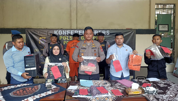Polisi tunjukan barang bukti dan menghadirkan tersangka guru TK dalam kasus pencabulan sesama jenis di Mapolsek Gamping, Sleman, Jogja, Rabu (9/10).