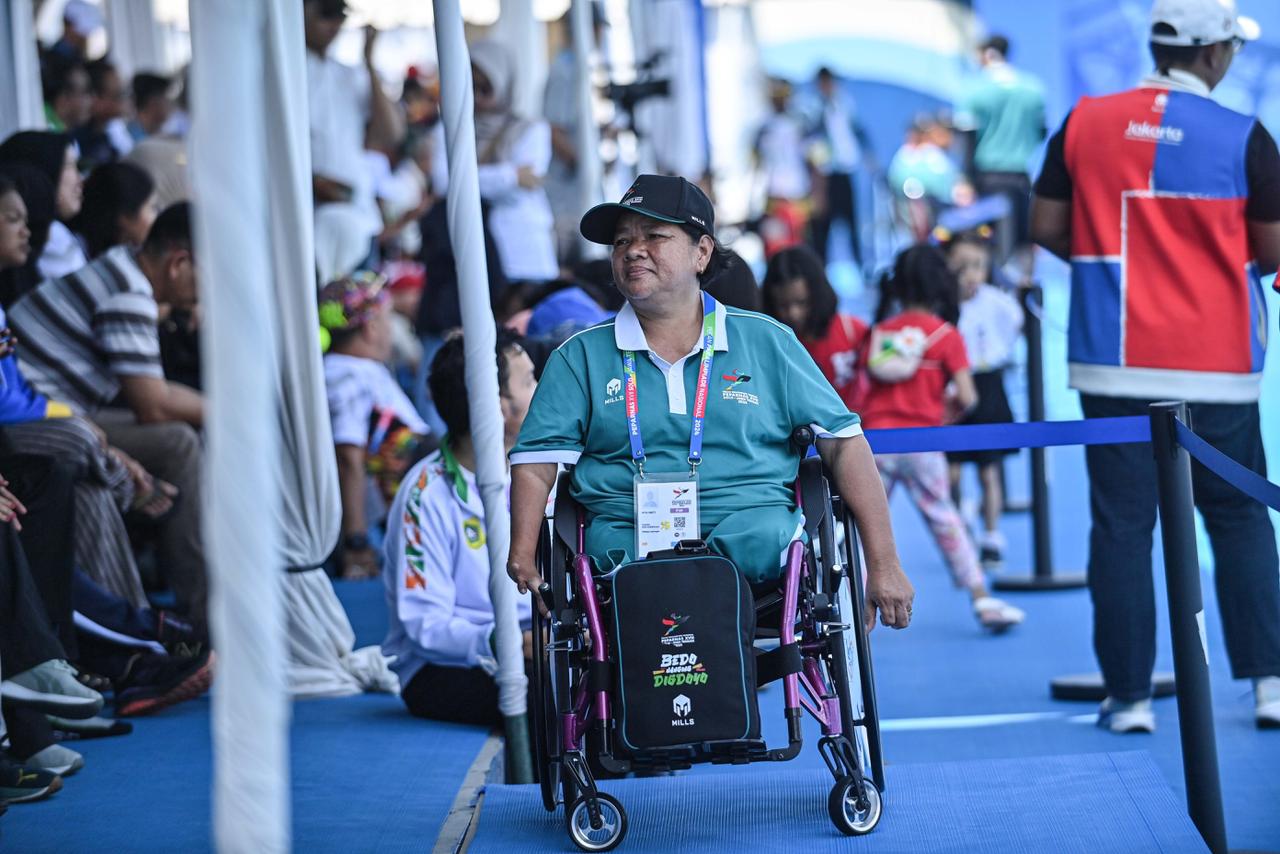 Rita Wati salah satu disabilitas yang bertugas menjadi panitia cabor para renang di ajang peparnas.