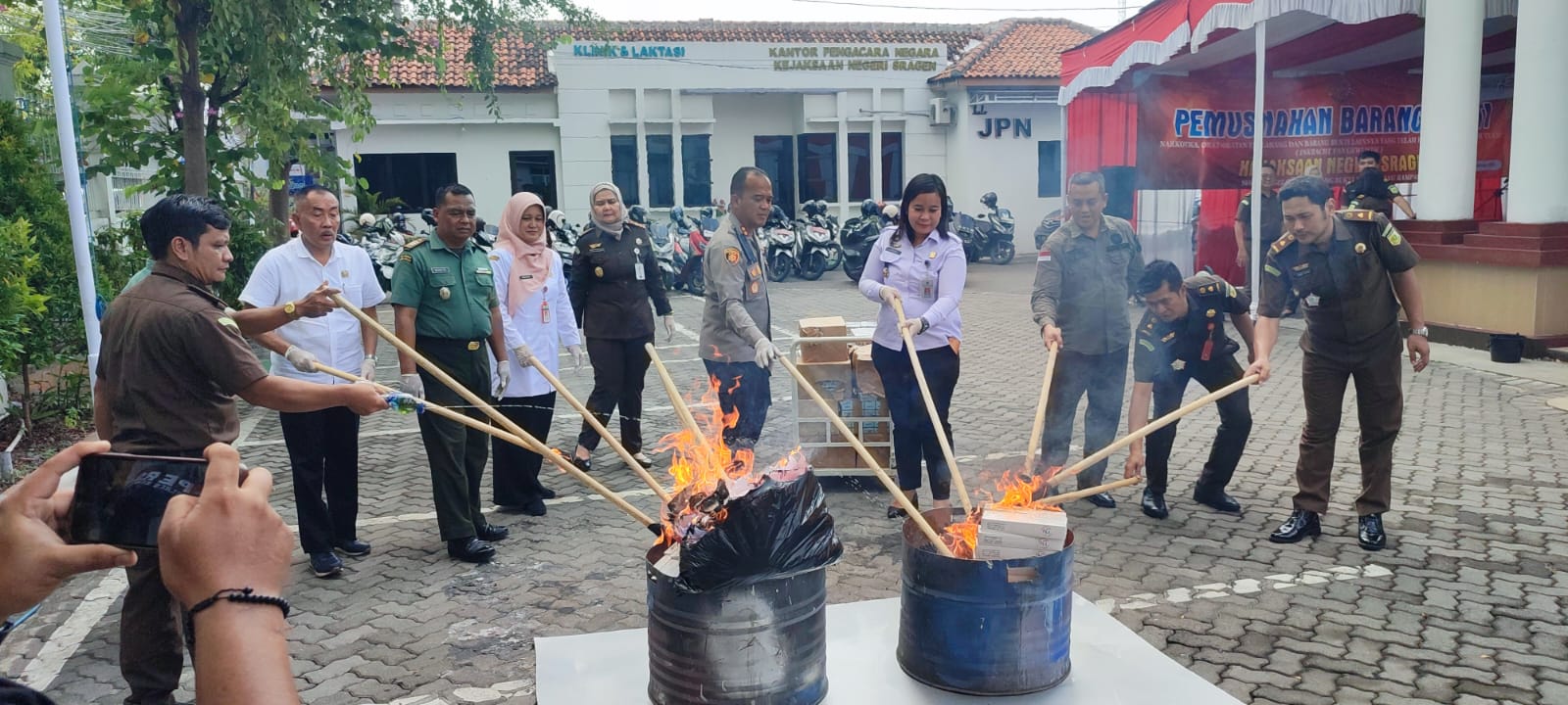 Pemusnahan ratusan ribu rokok ilegal di kantor Kejari Sragen, Rabu (9/10/2024). (Ahmad Khairudin/Radar Solo)