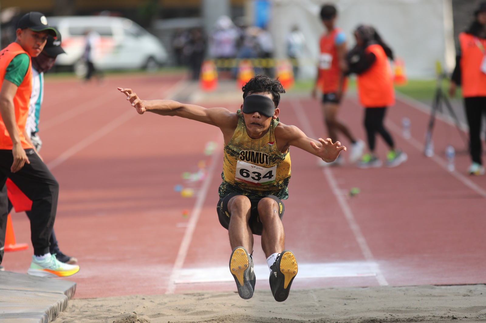Pertandingan cabor atletik ajang Peparnas di Stadion Sriwedari (9/10).