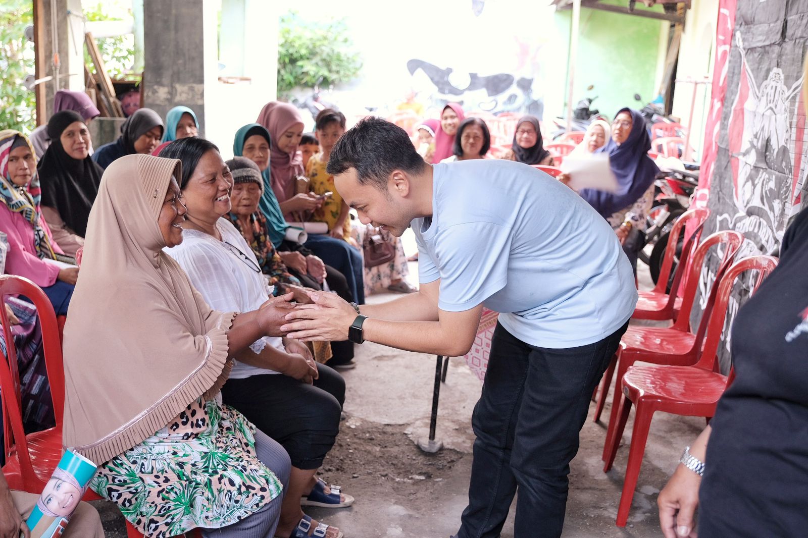 Calon Walikota Solo Respati Ardi menyapa warga Kampung Sondakan, Kecamatan Laweyan, Kota Solo, Minggu (6/10/2024). Respati paparkan program Among Tamu dan modernisasi Taman Cerdas.