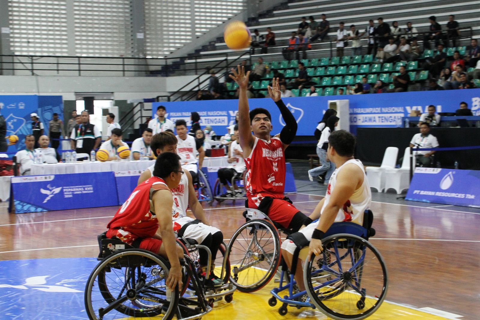 Pertandingan bola basket kursi roda di ajang Peparnas yang digelar di Sritex Arena.