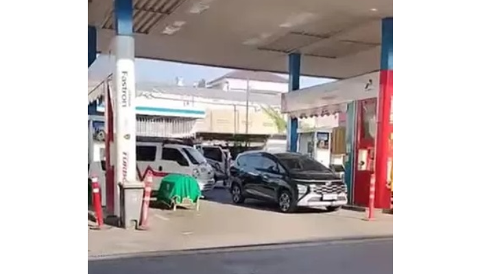 Tangkapan layar video viral ambulans turunkan keranda jenazah di SPBU wilayah Semarang.