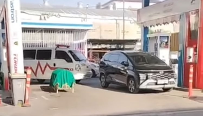 Ambulans yang turunkan keranda jenazah di SPBU Semarang saat tak boleh membeli solar bersubsidi.