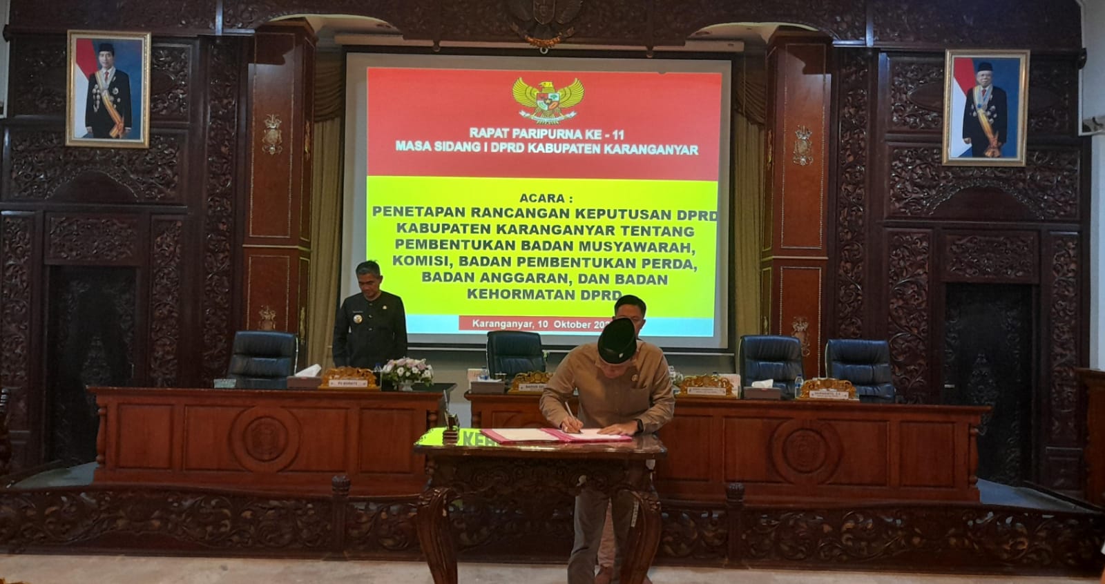 Ketua DPRD Karanganyar Bagus Selo tanda tangani hasil pemilihan ketua komisi, Rabu (9/10/2024) malam. (Rudi Hartono/Radar Solo)