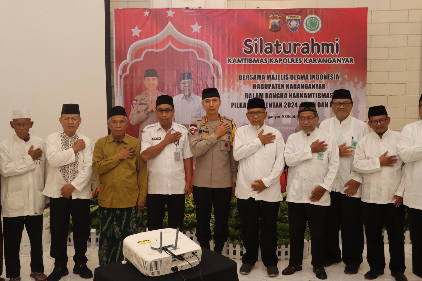 Kapolres Karanganyar AKBP Jerrold Hendra Kumontoy silaturahmi dengan pengurus MUI, Rabu (9/10/2024). (Rudi Hartono/Radar Solo)