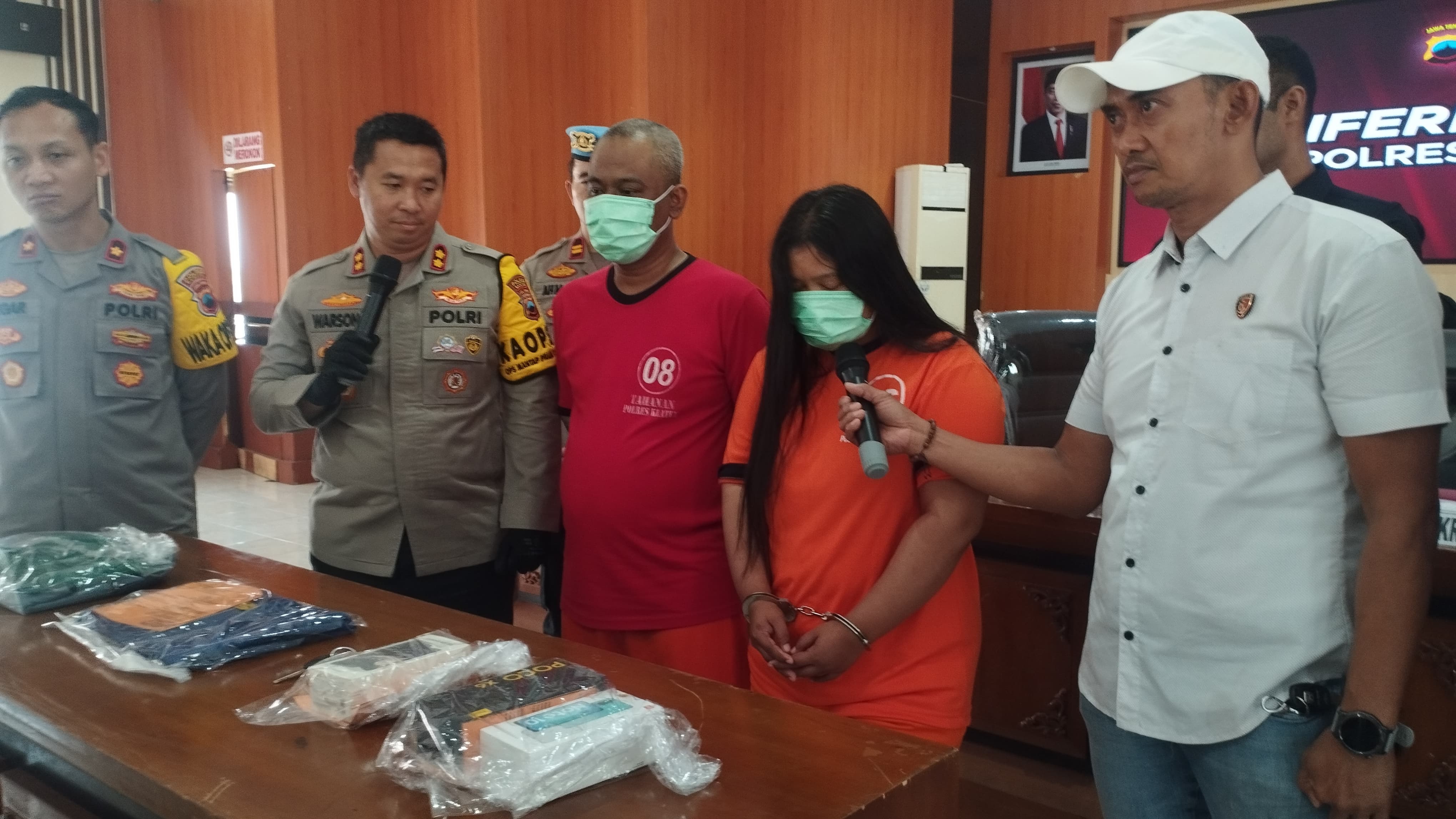 Pasangan suami istri asal Demak yang mencuri tiga ponsel di SPBU Prambanan, Klaten dimintai keterangan polisi. (Angga Purenda/Radar Solo)