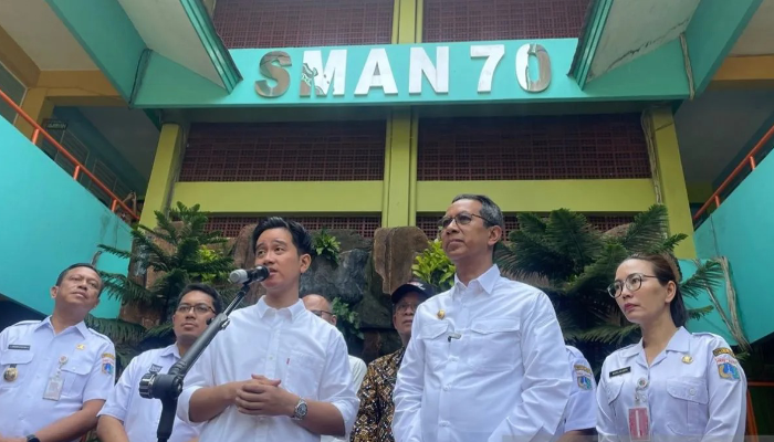 Program makan siang gratis yang dilakukan oleh Gibrang Rakabuming di SMA 70 Jakarta.