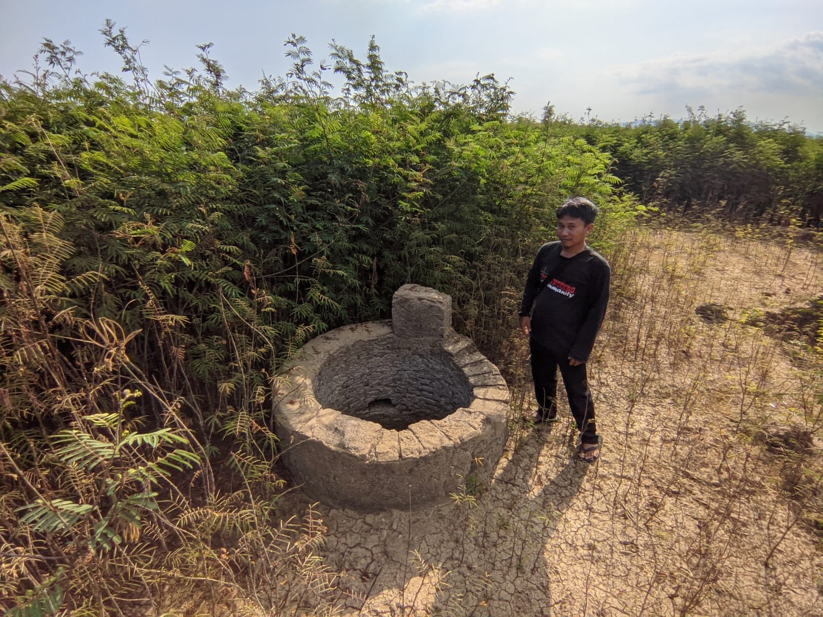 Warga menunjukkan bekas bangunan era Betal Lama, Wonogiri, Kamis (10/10/2024).