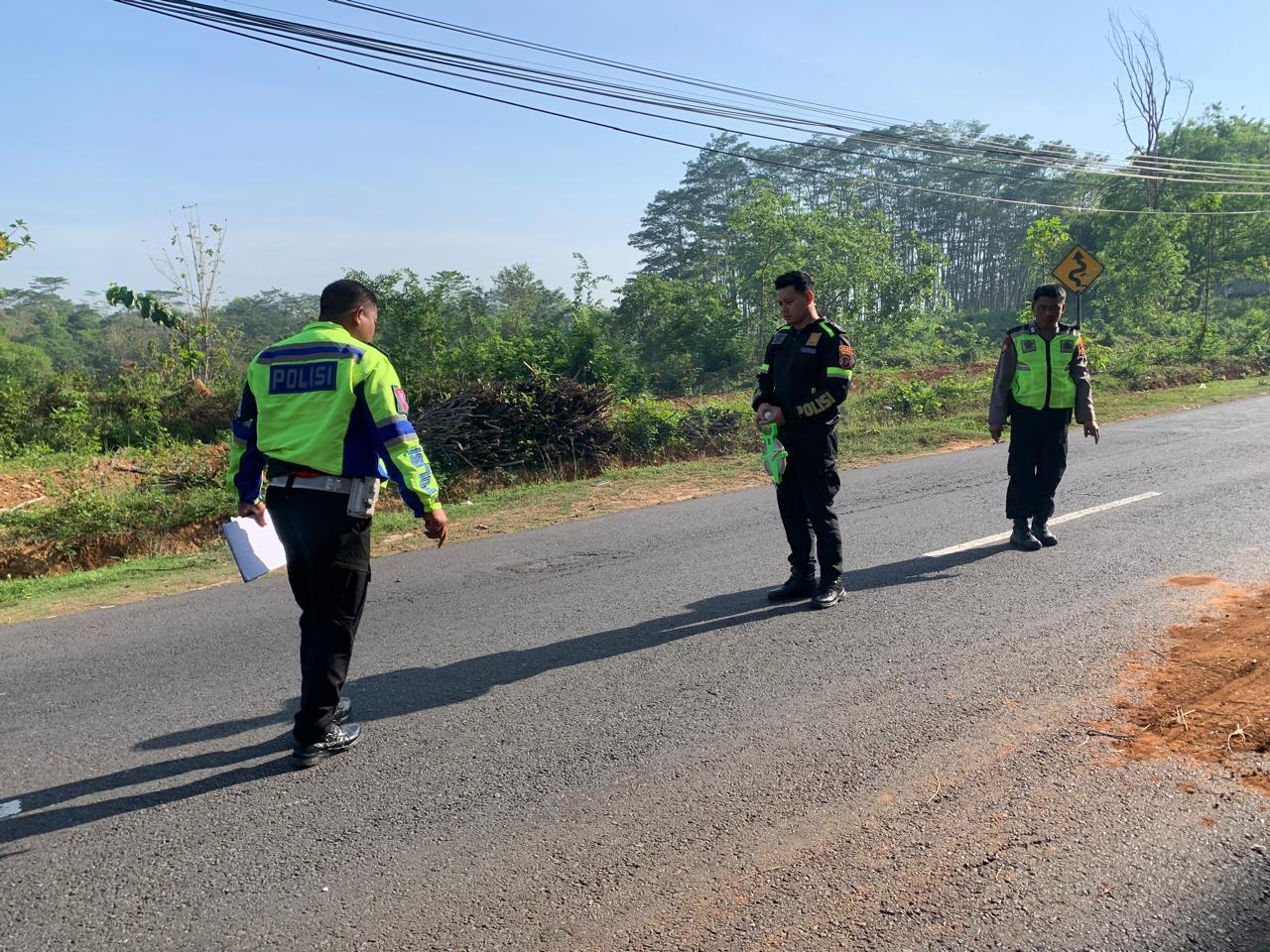 Olah TKP kecelakaan di Jalan Raya Ngadirojo-Sidoharjo, Dusun Rejosari, Desa Ngadirojo Kidul, Kecamatan Ngadirojo Kamis (10/10/2024).