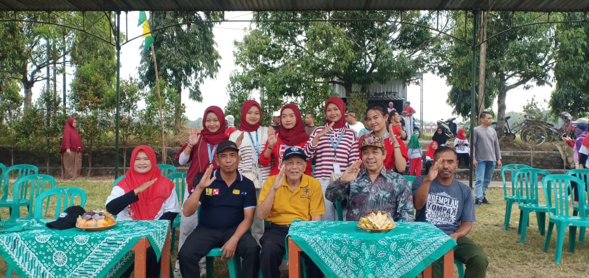 Koordinasi Tim Abdimas (Unwidha Klaten) dengan Prof. Suratman (UGM), perangkat desa dan mahasiswa.