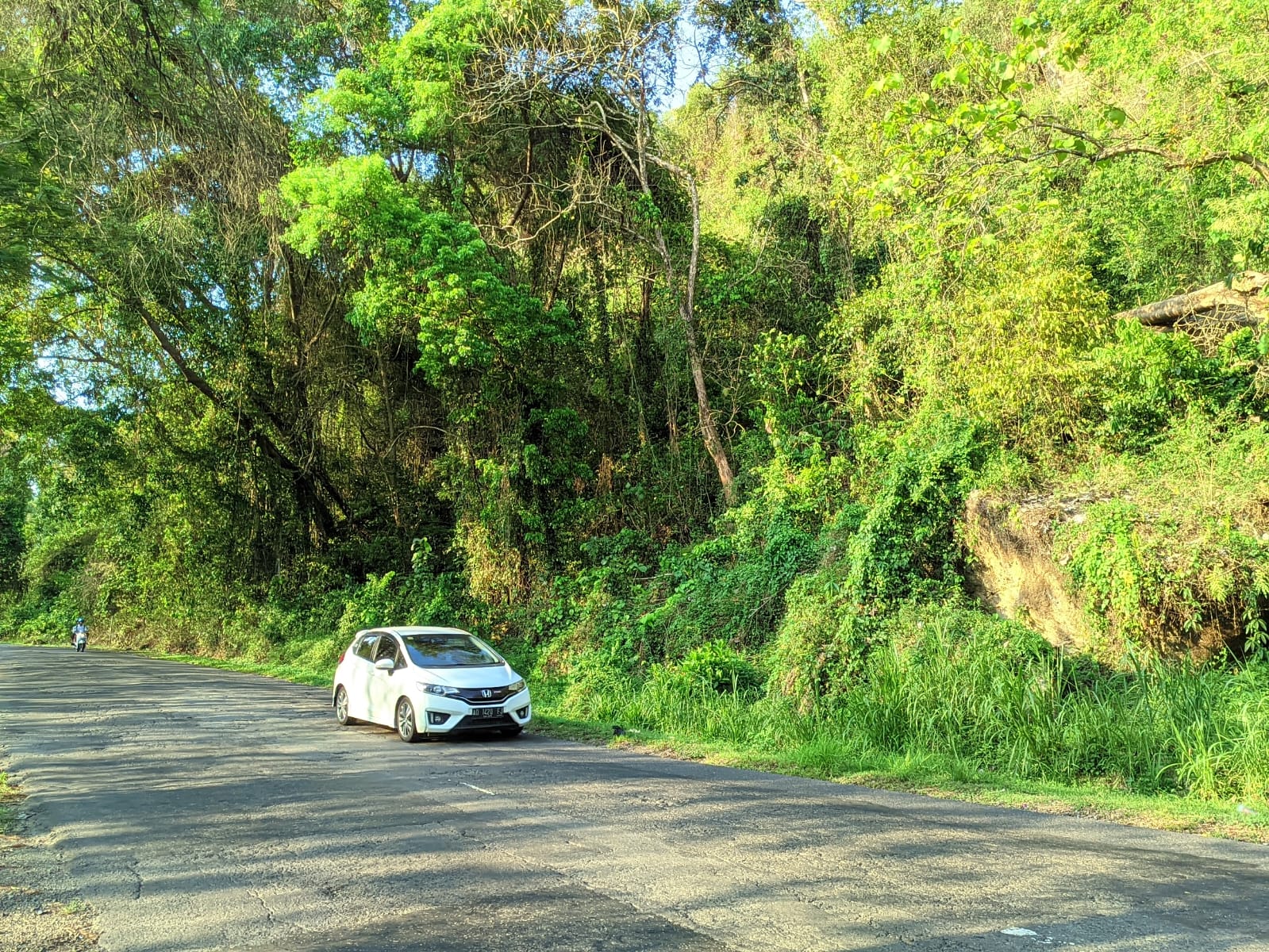 Kendaraan melintas di area Gunung Pegat Kecamatan Nguntoronadi, Wonogiri, Kamis (10/10/2024).
