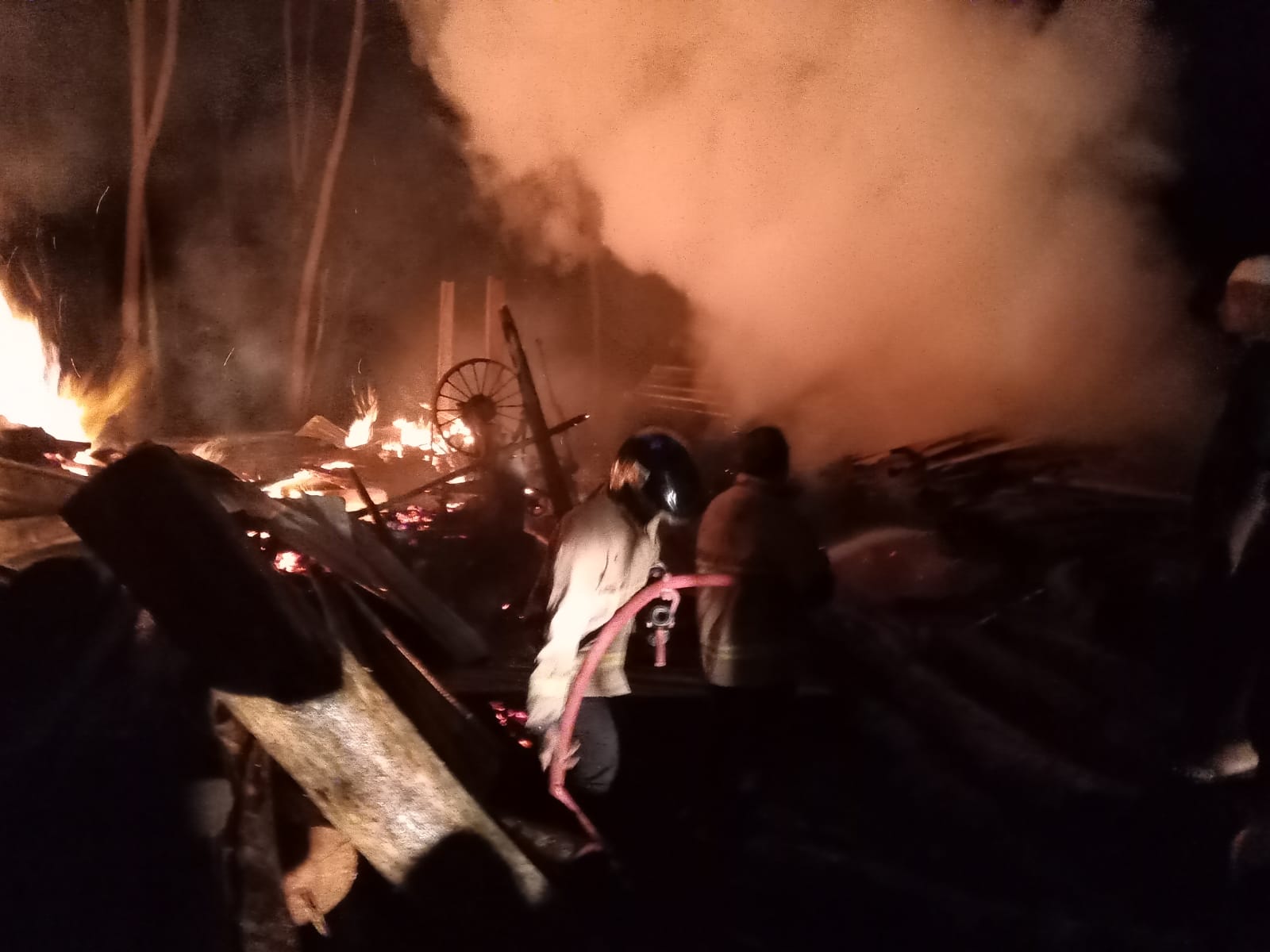 Damkar Wonogiri padamkan api di penggergajian kayu di Dusun Nglebak RT 01 RW 08 Desa Kedunggupit Kecamatan Sidoharjo Jumat (11/10/2024).