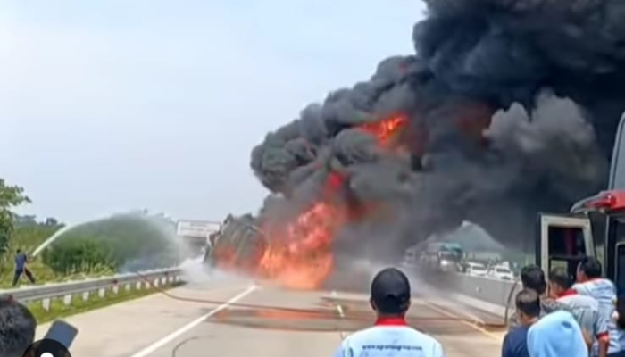 Truk kontainer yang terbakar di Jalan Tol Semarang-Batang KM 359, Jumat (11/10).