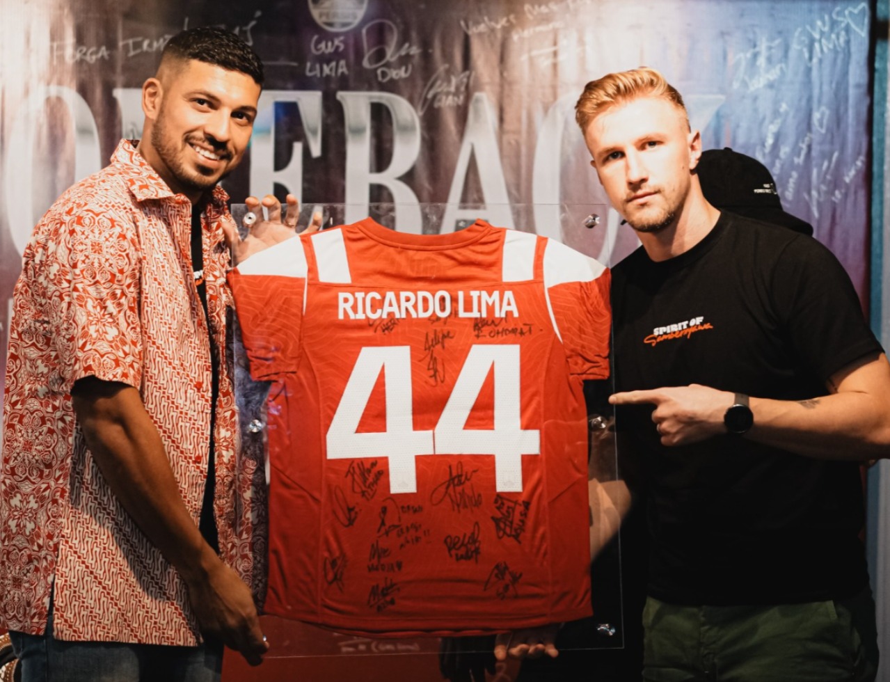 Kapten Persis Solo Kunde (kiri) memberi jersey penuh tanda tangan pemain untuk&nbsp; Ricardo Lima yang harus pulang ke Brasil untuk jalani cedera ACL.  &nbsp;