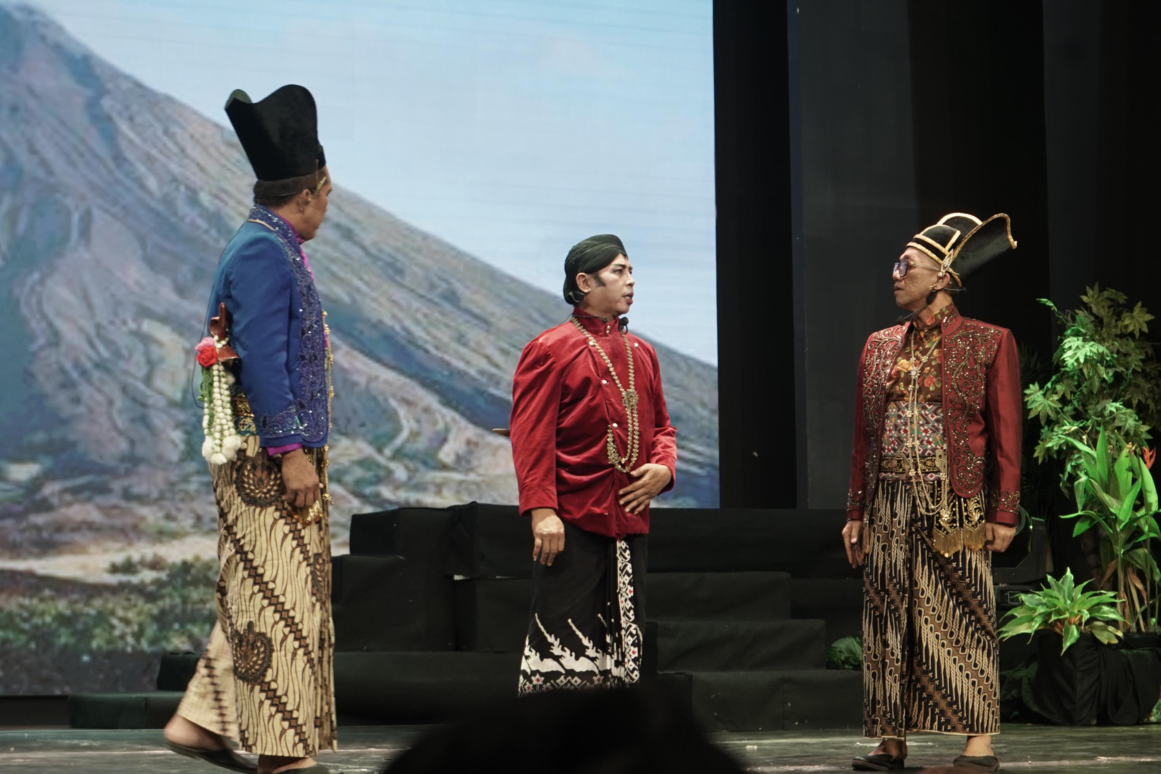 Gage saat berperan sebagai Prabu Hadimurti dalam lakon Sang Pamomong di Gedung RRI Solo, Kamis (10/10/2024) malam.