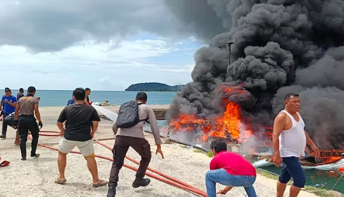 Speedboat rombongan CalonGubernur Maluku Utara Benny Laos  yang meledak dan terbakar.