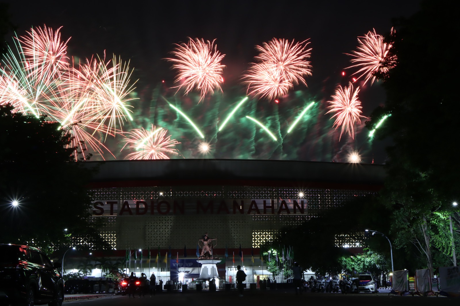 pesta kembang api saat opening ceremony Peparnas 2024 di Stadion Manahan.