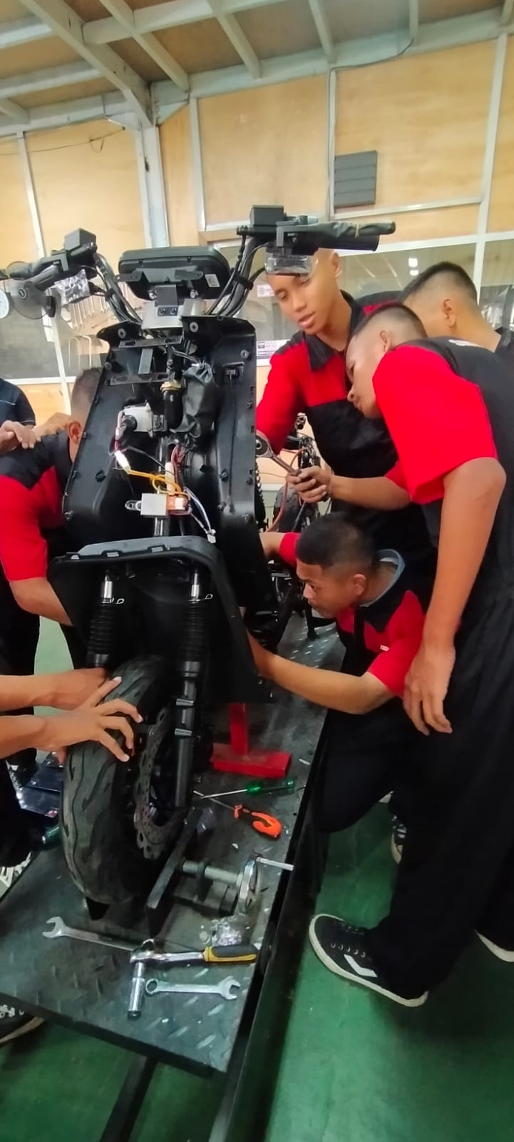 Siswa SMKN 5 Sukoharjo menggelar praktik otomotif.